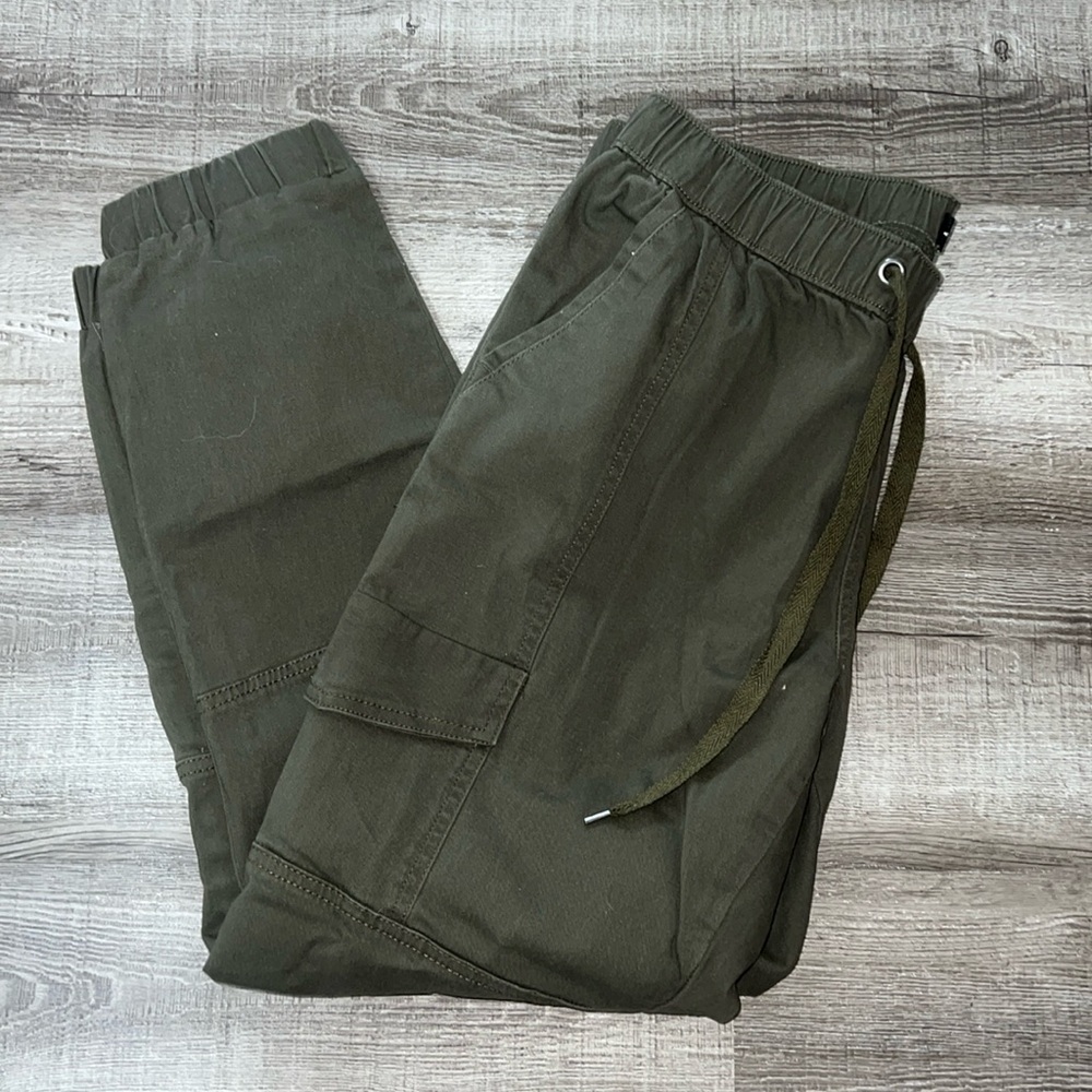 Low rise forest green cargo joggers never worn tags removed